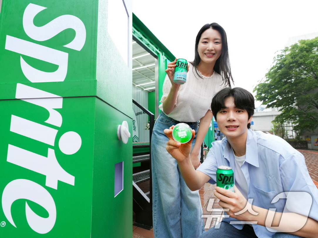 (서울=뉴스1) = 스프라이트가 16일 서울 마포구 홍익대학교 캠퍼스에서 '스프라이트 제로 Chill' 출시를 기념한 샘플링 이벤트를 진행했다고 밝혔다.샘플링 이벤트는 오는 29일 …