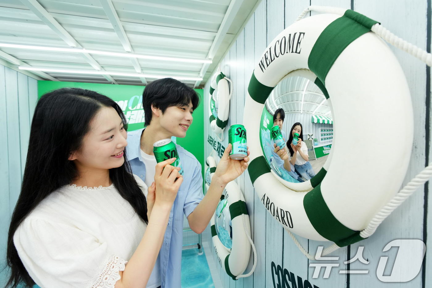 (서울=뉴스1) = 스프라이트가 16일 서울 마포구 홍익대학교 캠퍼스에서 '스프라이트 제로 Chill' 출시를 기념한 샘플링 이벤트를 진행했다고 밝혔다.샘플링 이벤트는 오는 29일 …