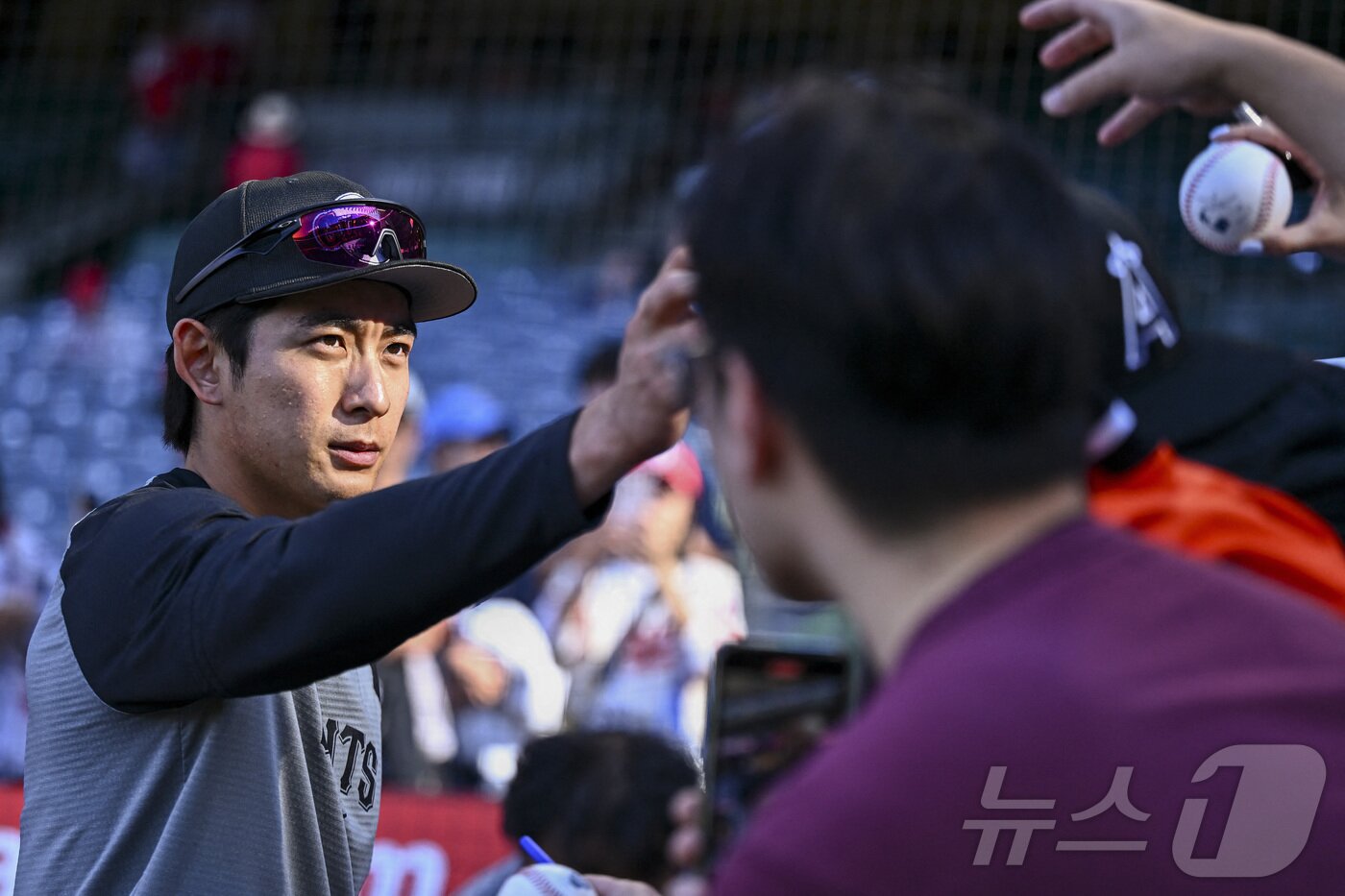 본문 이미지 - 팬들에게 사인해주고 있는 이정후. ⓒ 로이터=뉴스1