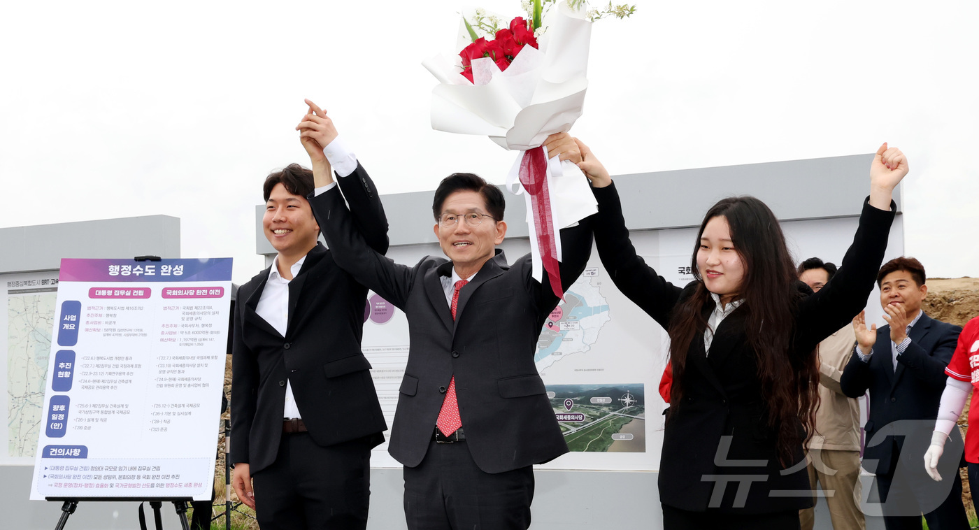 (세종=뉴스1) 김기남 기자 = 김문수 국민의힘 대통령 후보가 16일 오후 세종시 국회의사당 이전부지를 방문 대통령 집무실 건립 및 국회의사당 완전 이전  행정수도 공약을 발표하기 …