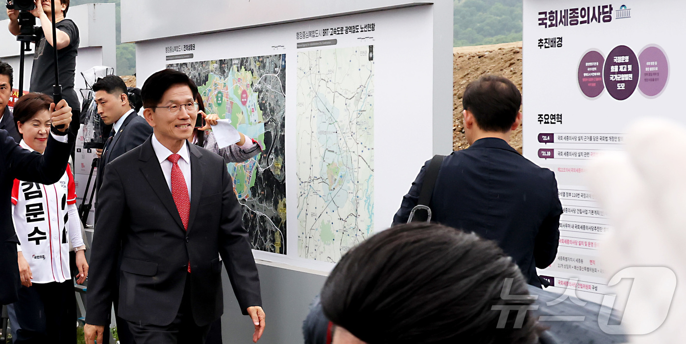 (세종=뉴스1) 김기남 기자 = 김문수 국민의힘 대통령 후보가 16일 오후 대통령 집무실 건립 및 국회의사당 완전 이전  행정수도 공약을 발표하기 위해 세종시 국회의사당 이전부지를 …