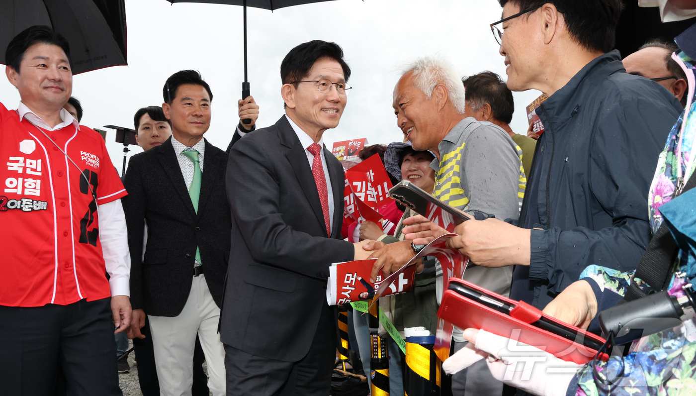 (세종=뉴스1) 김기남 기자 = 김문수 국민의힘 대통령 후보가 16일 오후 대통령 집무실 건립 및 국회의사당 완전 이전  행정수도 공약을 발표하기 위해 세종시 국회의사당 이전부지를 …