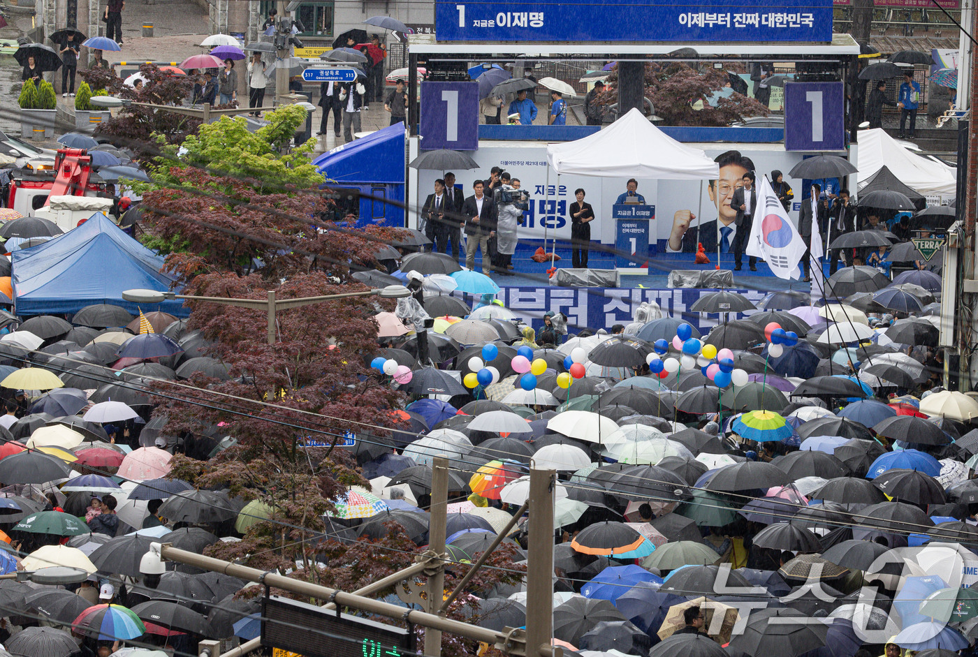(전주=뉴스1) 이재명 기자 = 이재명 더불어민주당 대통령 후보가 16일 오후 전북 전주시 전북대학교 앞에서 시민들에게 지지를 호소하고 있다. 2025.5.16/뉴스1