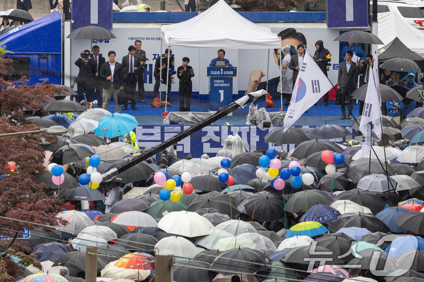 (전주=뉴스1) 이재명 기자 = 이재명 더불어민주당 대통령 후보가 16일 오후 전북 전주시 전북대학교 앞에서 시민들에게 지지를 호소하고 있다. 2025.5.16/뉴스1
