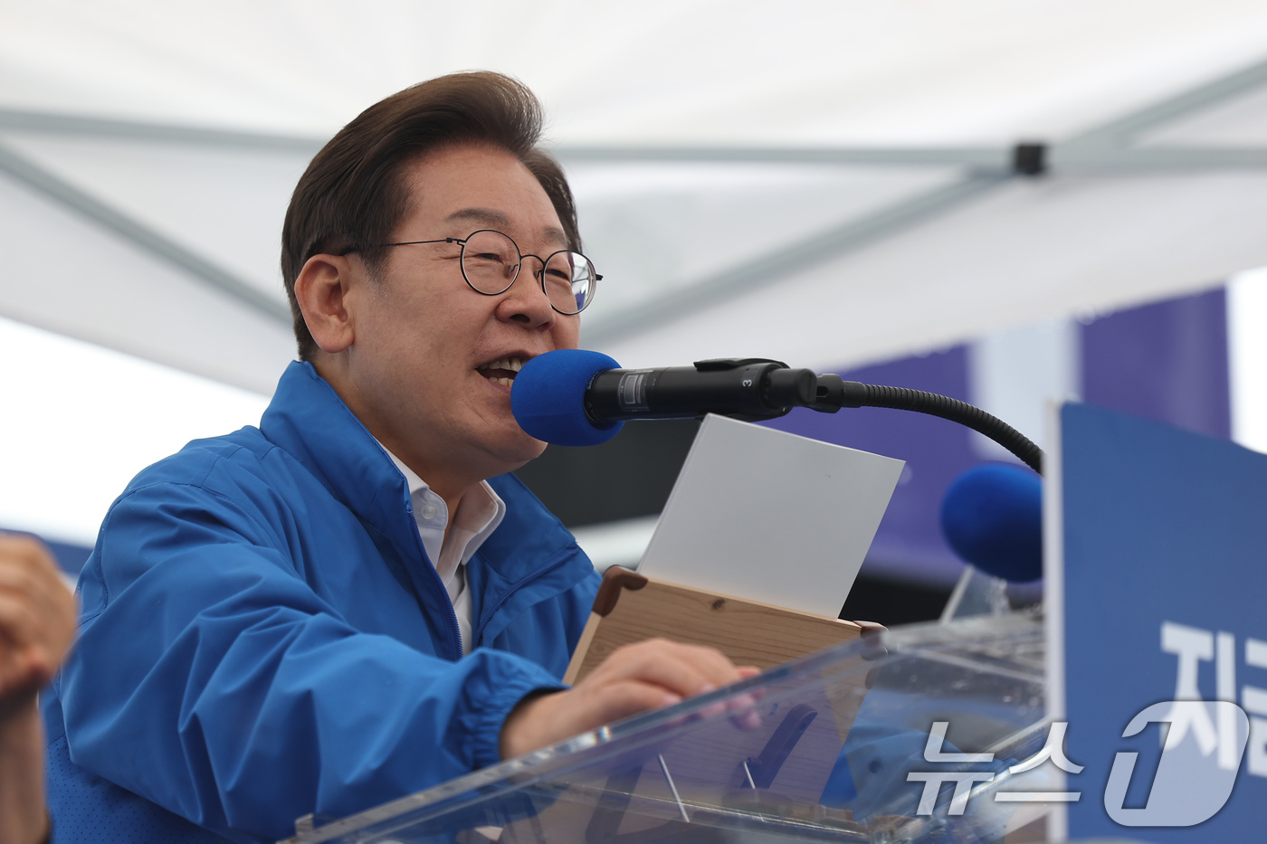 (전주=뉴스1) 이재명 기자 = 이재명 더불어민주당 대통령 후보가 16일 오후 전북 전주시 전북대학교 앞에서 시민들에게 지지를 호소하고 있다. (공동취재) 2025.5.16/뉴스1 …