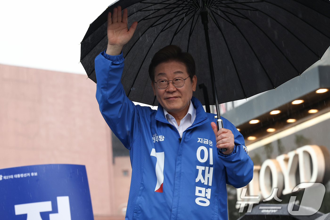 (전주=뉴스1) 이재명 기자 = 이재명 더불어민주당 대통령 후보가 16일 오후 전북 전주시 전북대학교 앞에서 시민들에게 인사를 하고 있다. (공동취재) 2025.5.16/뉴스1