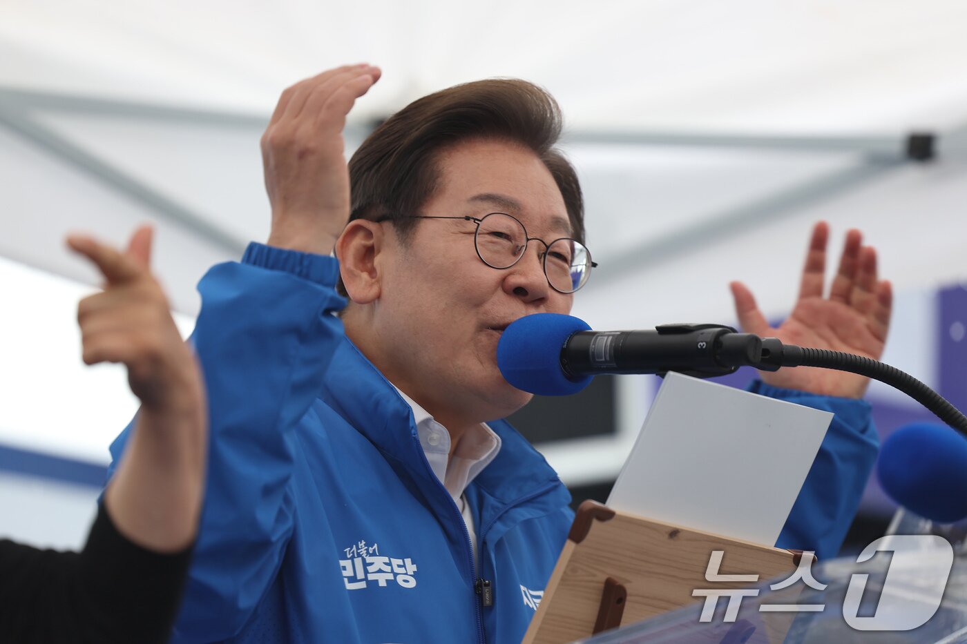 본문 이미지 - 이재명 더불어민주당 대통령 후보가 16일 오후 전북 전주시 전북대학교 앞에서 시민들에게 지지를 호소하고 있다. &#40;공동취재&#41; 2025.5.16/뉴스1 ⓒ News1 이재명 기자