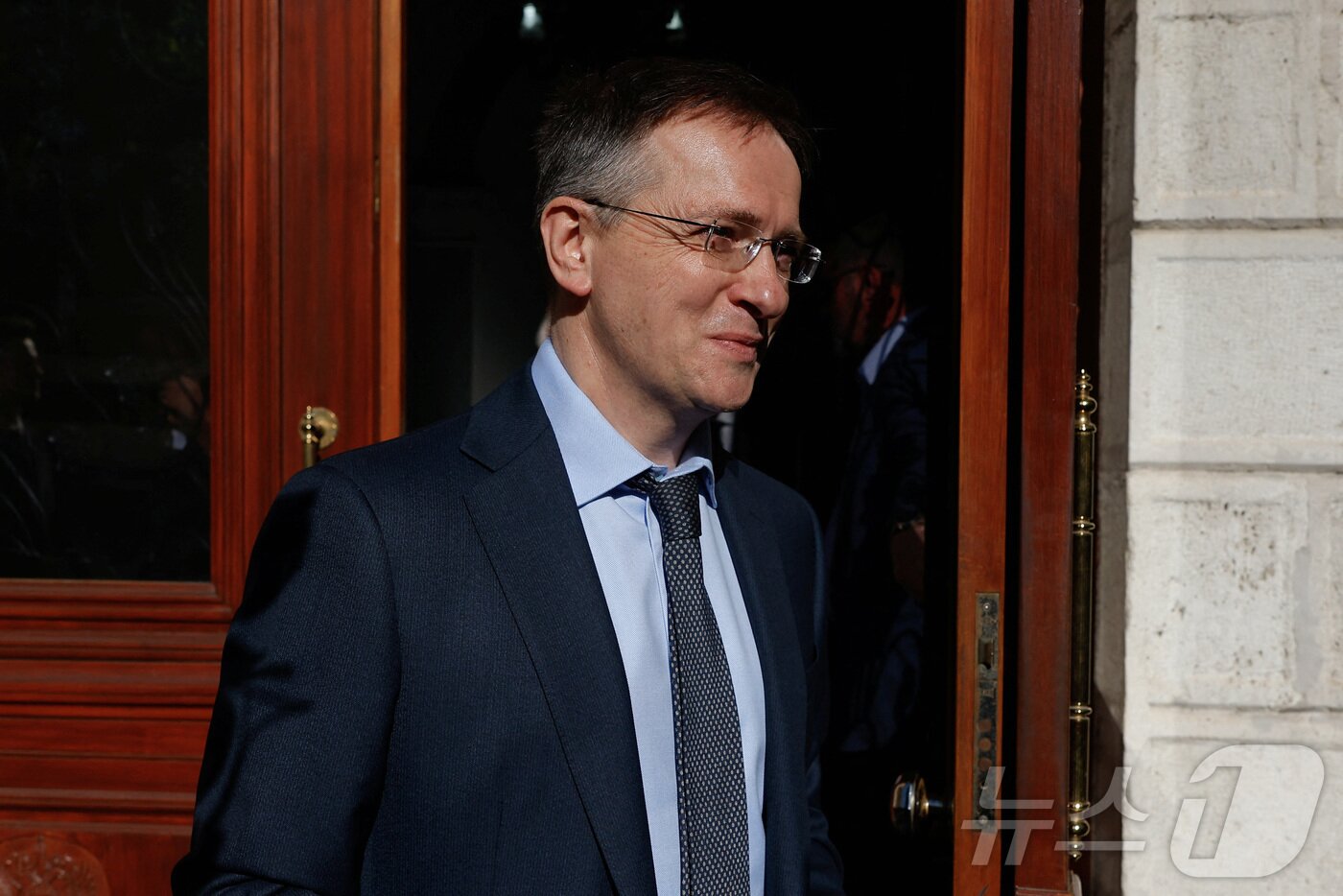 본문 이미지 - 15일&#40;현지시간&#41; 블라디미르 메딘스키 러시아 대통령 보좌관이 튀르키예 이스탄불 주재 러시아 총영사관에서 나오고 있다. 2025.05.15 ⓒ 로이터=뉴스1 ⓒ News1 정지윤 기자