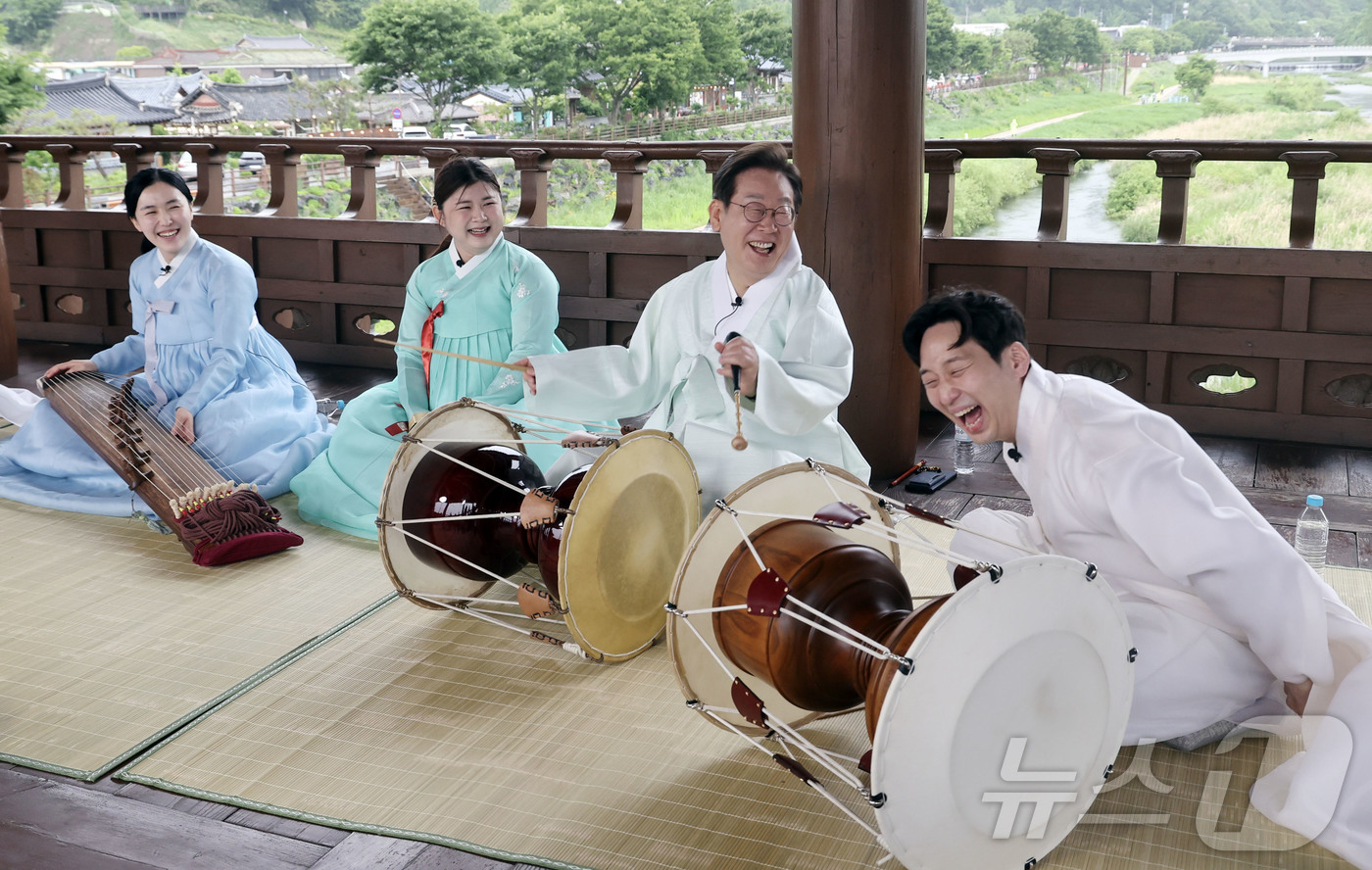 (전주=뉴스1) 김민지 기자 = 이재명 더불어민주당 대통령 후보가 16일 전북 전주시 청연루에서 \'K-컬처 전통의 소리를 잇다\' 청년 국악인과의 간담회를 하고 있다. (공동취재 …