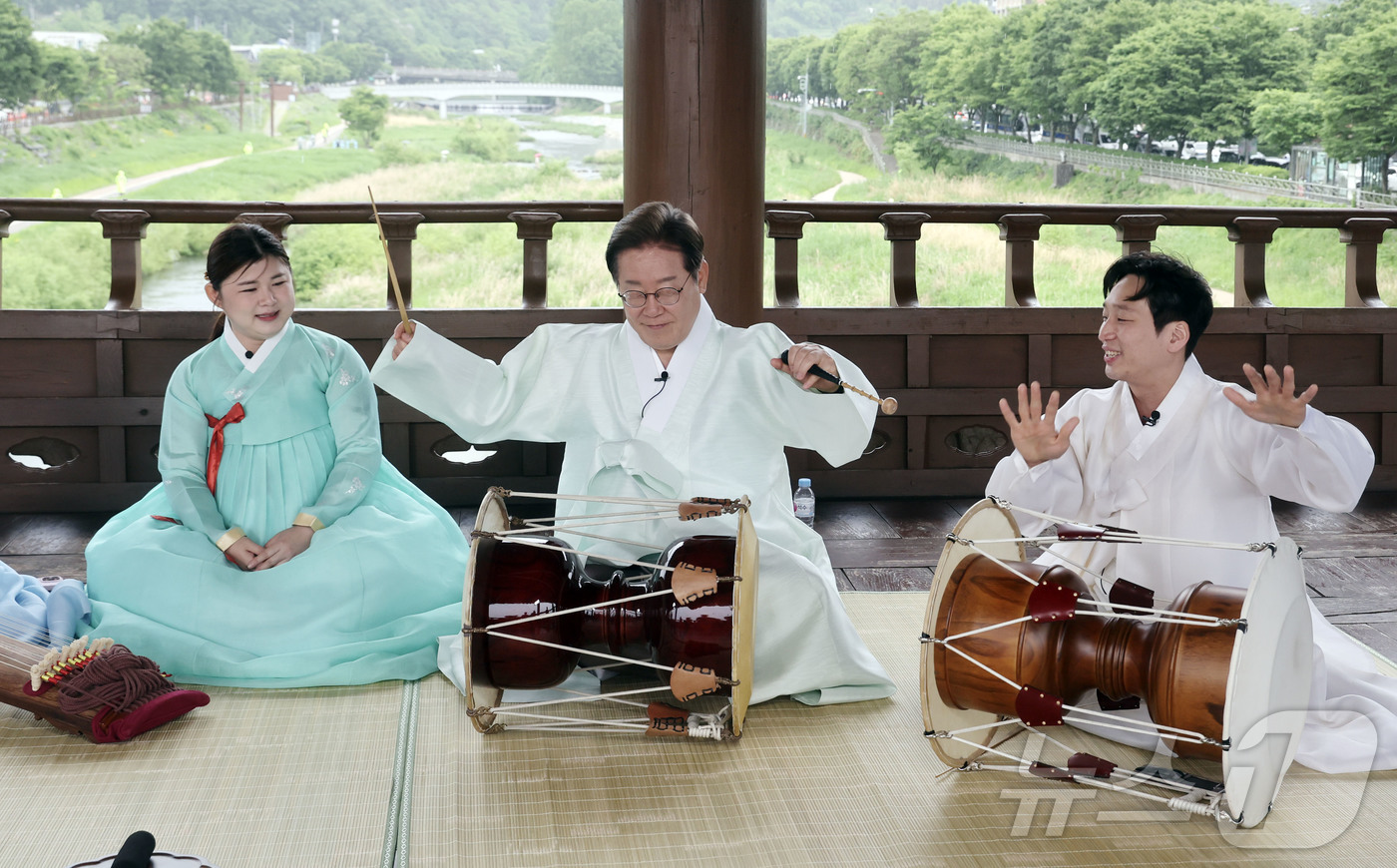 (전주=뉴스1) 이재명 기자 = 이재명 더불어민주당 대통령 후보가 16일 전북 전주시 청연루에서 'K-컬처 전통의 소리를 잇다' 청년 국악인과의 간담회를 하고 있다. (공동취재) …