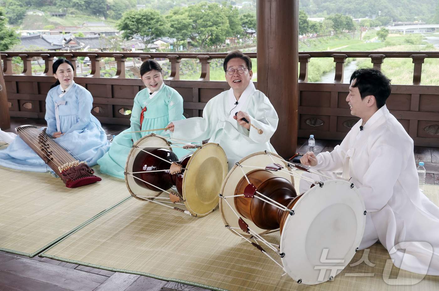 (전주=뉴스1) 이재명 기자 = 이재명 더불어민주당 대통령 후보가 16일 전북 전주시 청연루에서 'K-컬처 전통의 소리를 잇다' 청년 국악인과의 간담회를 하고 있다. (공동취재) …