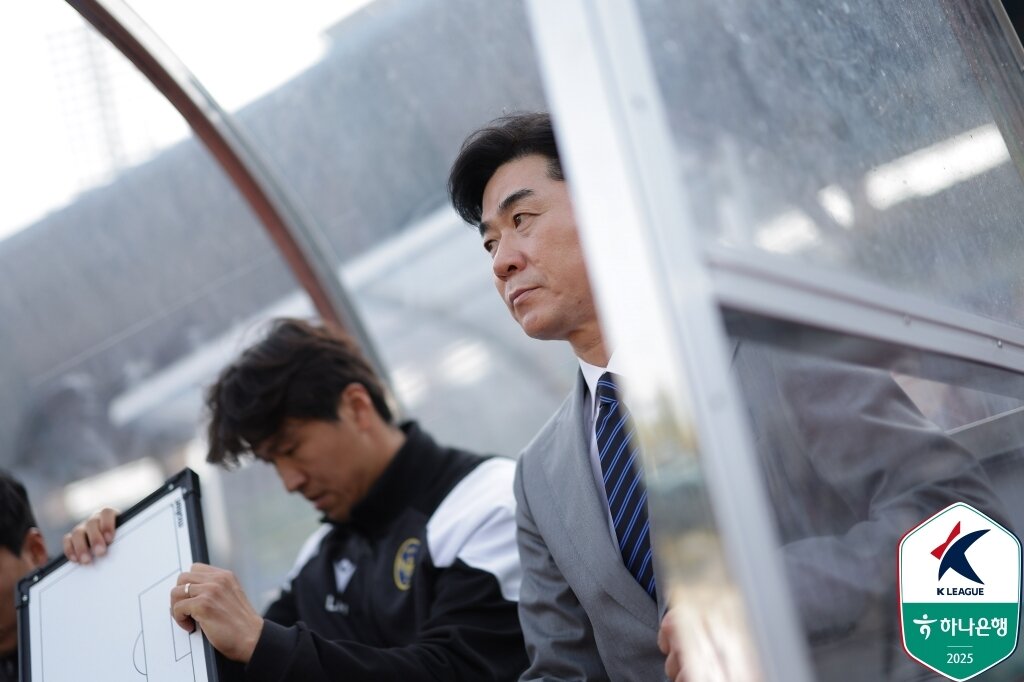 본문 이미지 - 주중 코리아컵에 로테이션을 가동하면서 '리그 집중' 의지를 보여준 윤정환 감독(한국프로축구연맹 제공)