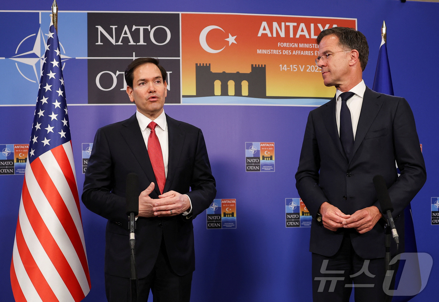 (안탈리아 로이터=뉴스1) 이지예 객원기자 = 마코 루비오 미국 국무장관(왼쪽)과 마르크 뤼터 나토 사무총장이 15일(현지시간) 튀르키예 안탈리아에서 열린 나토 외무장관 회의에서 …