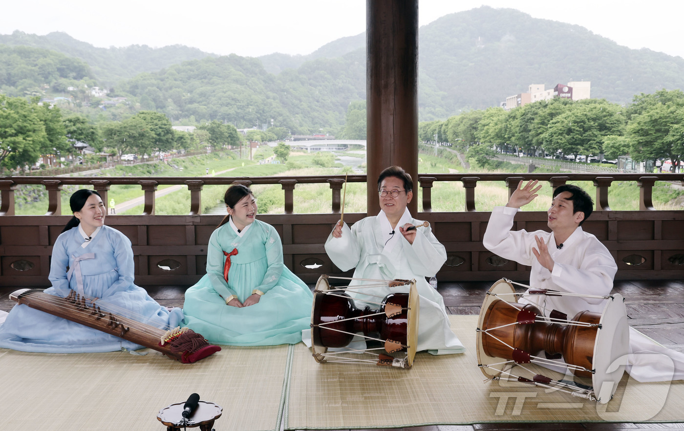 (전주=뉴스1) 이재명 기자 = 이재명 더불어민주당 대통령 후보가 16일 전북 전주시 청연루에서 'K-컬처 전통의 소리를 잇다' 청년 국악인과의 간담회를 하고 있다. (공동취재) …