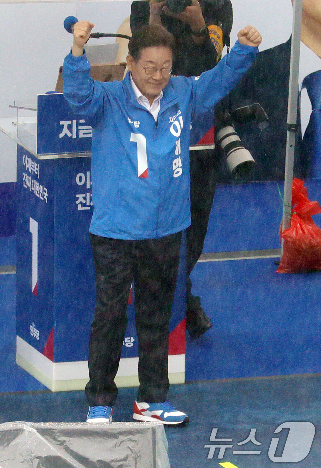 (전주=뉴스1) 유경석 기자 = 이재명 더불어민주당 대통령 후보가 16일 전북 전주시 전북대학교 후문 일원에서 열린 유세에서 연설을 마치고 지지자들에게 인사를 하고 있다. 2025 …