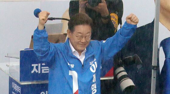 지지자들 환호에 두손 번쩍 든 이재명 후보