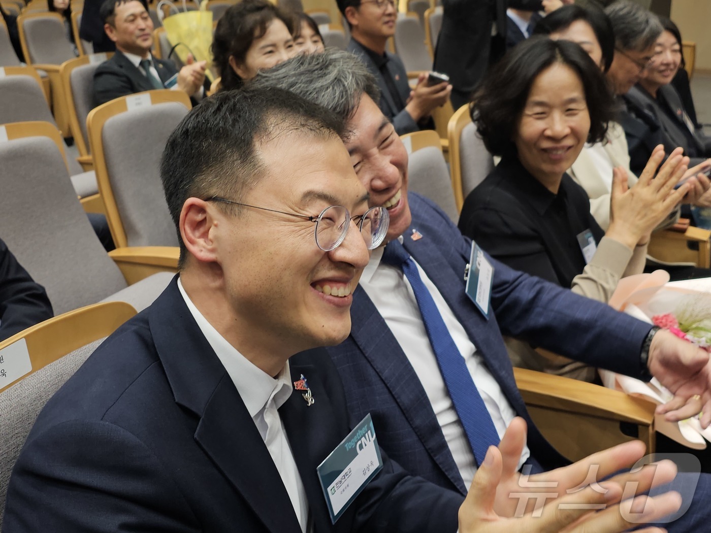 (광주=뉴스1) 서충섭 기자 = 무소속 김상욱 의원이 16일 오후 전남대서 열린 우원식 국회의장 명예철학박사학위 수여식에 참석해 박수를 치고 있다. 2025.5.16/뉴스1