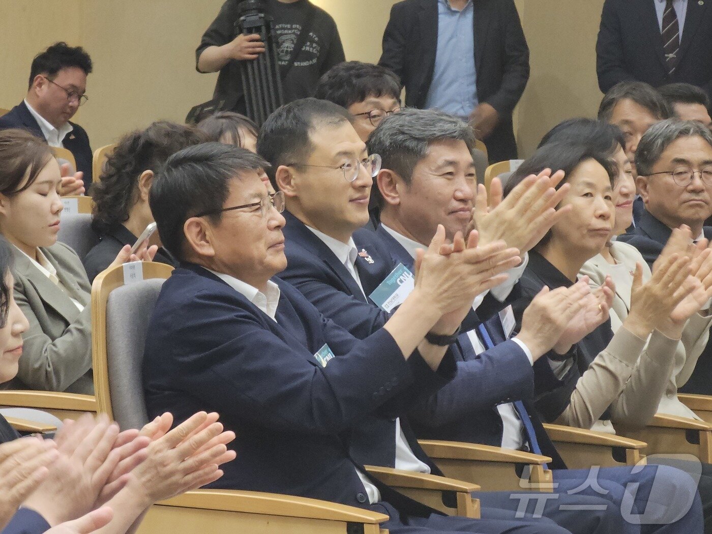 본문 이미지 - 김상욱 무소속 의원과 서삼석 더불어민주당 의원이 16일 전남대 용봉홀에서 명예철학박사학위를 받는 우원식 국회의장에 박수를 보내고 있다. 2025.5.16/뉴스1 ⓒ News1 서충섭 기자
