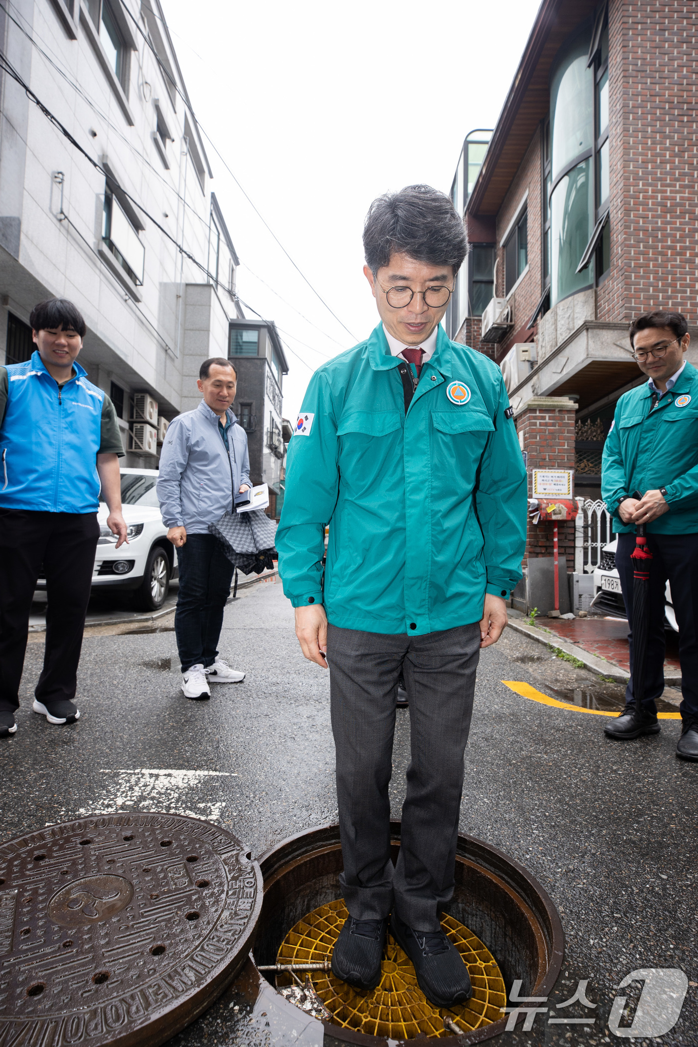 (서울=뉴스1) 이연주 기자 = 김완섭 환경부 장관이 16일 서울 관악구 신림동 일대 주거지역을 찾아 홍수기 도시침수 대비 맨홀 추락방지시설과 물막이판 설치 상황을 점검하고 있다. …