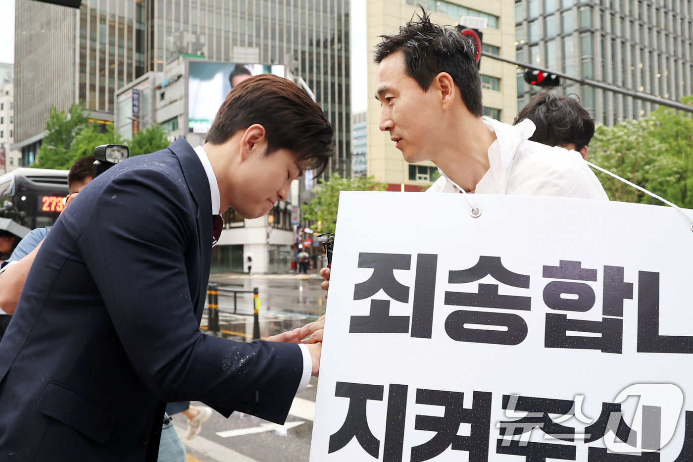 (서울=뉴스1) 민경석 기자 = 김용태 국민의힘 비상대책위원장(왼쪽)이 16일 오후 서울 종로구 광화문광장 앞에서 1인 피케팅 중인 김기흥 전 대변인을 만나 격려를 전하고 있다. …