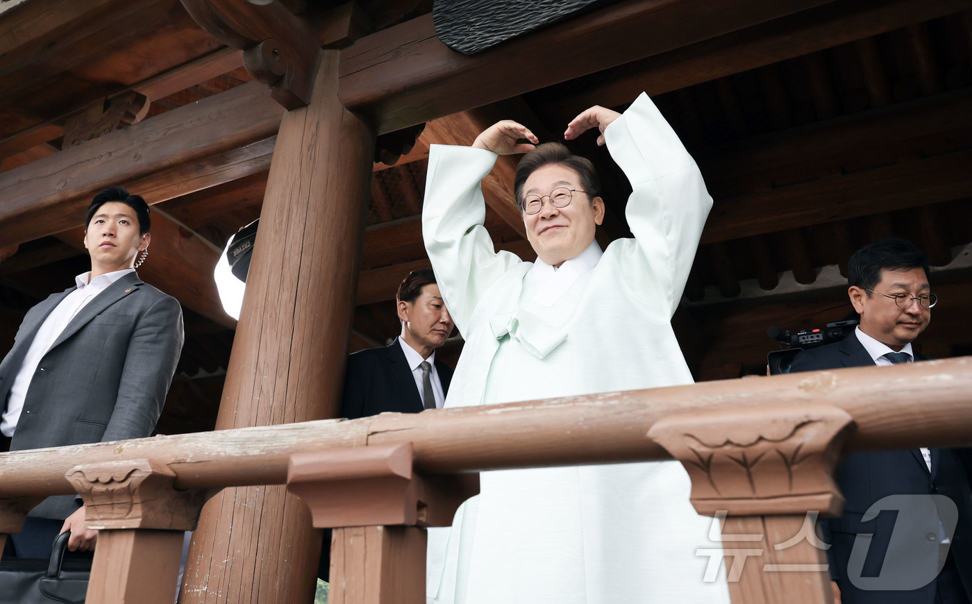 옥빛 한복 입고 시민들 향해 인사하는 이재명 후보 - 뉴스1