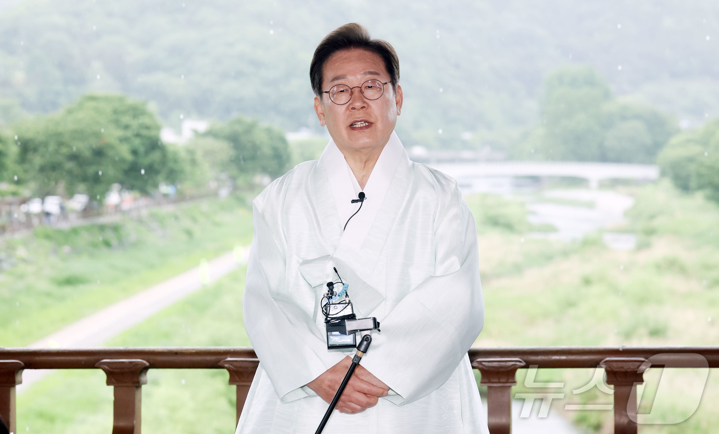 (전주=뉴스1) 이재명 기자 = 이재명 더불어민주당 대통령 후보가 16일 전북 전주시 청연루에서 \'K-컬처 전통의 소리를 잇다\' 청년 국악인과의 간담회를 마치고 브리핑을 하고 …