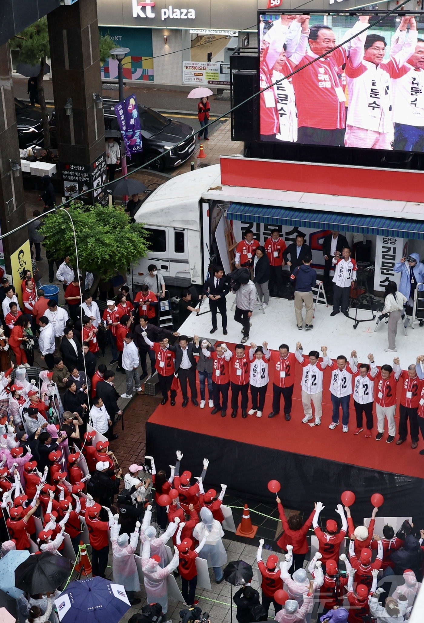 (청주=뉴스1) 이광호 기자 = 김문수 국민의힘 대통령 후보가 16일 오후 충북 청주시 상당구 성안길에서 가진 유세에서 시민들에게 손을 들어 인사하고 있다. (공동취재) 2025. …