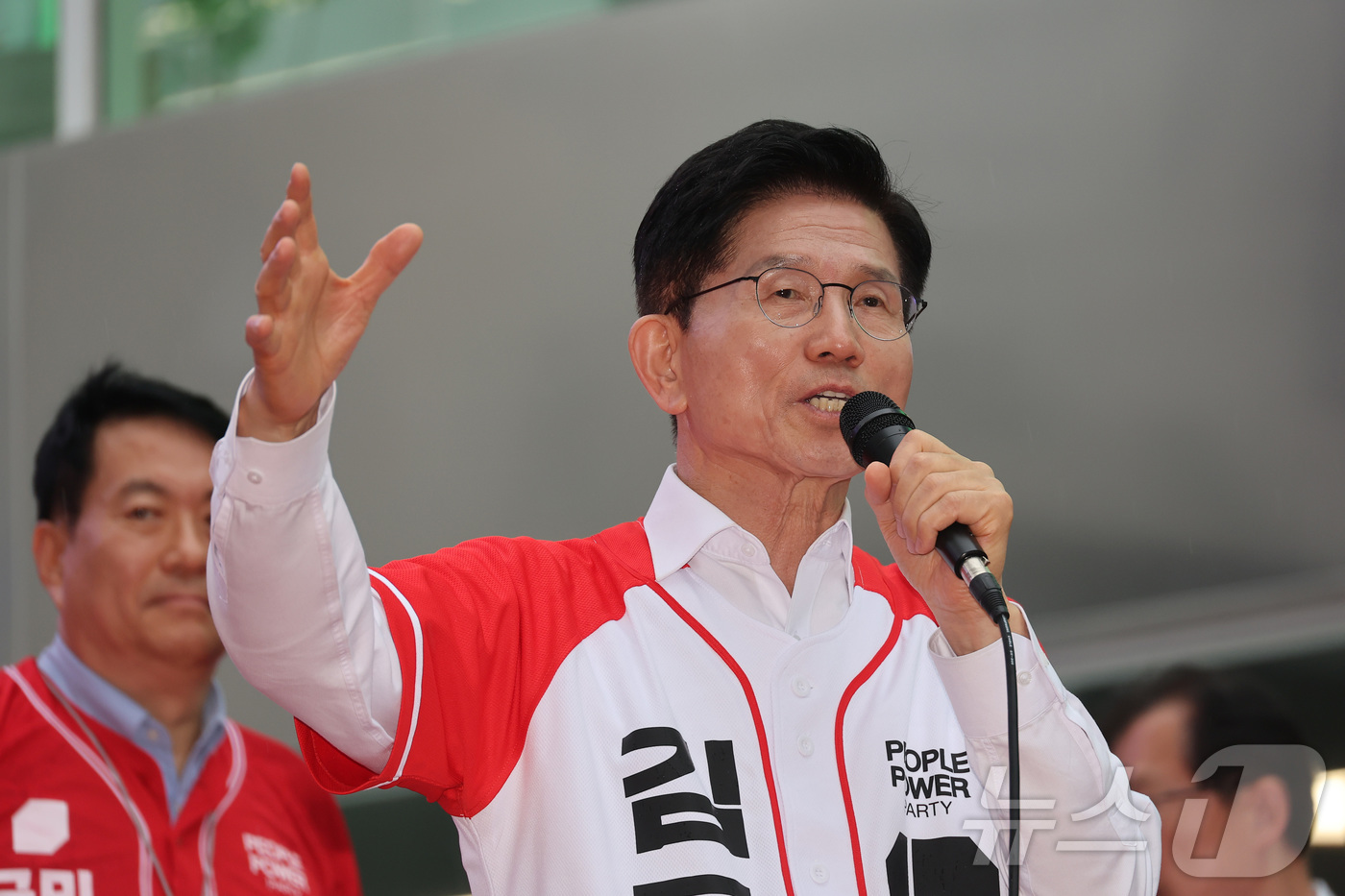 (청주=뉴스1) 이광호 기자 = 김문수 국민의힘 대통령 후보가 16일 오후 충북 청주시 상당구 성안길에서 가진 유세에서 시민들에게 지지를 호소하고 있다. (공동취재) 2025.5. …