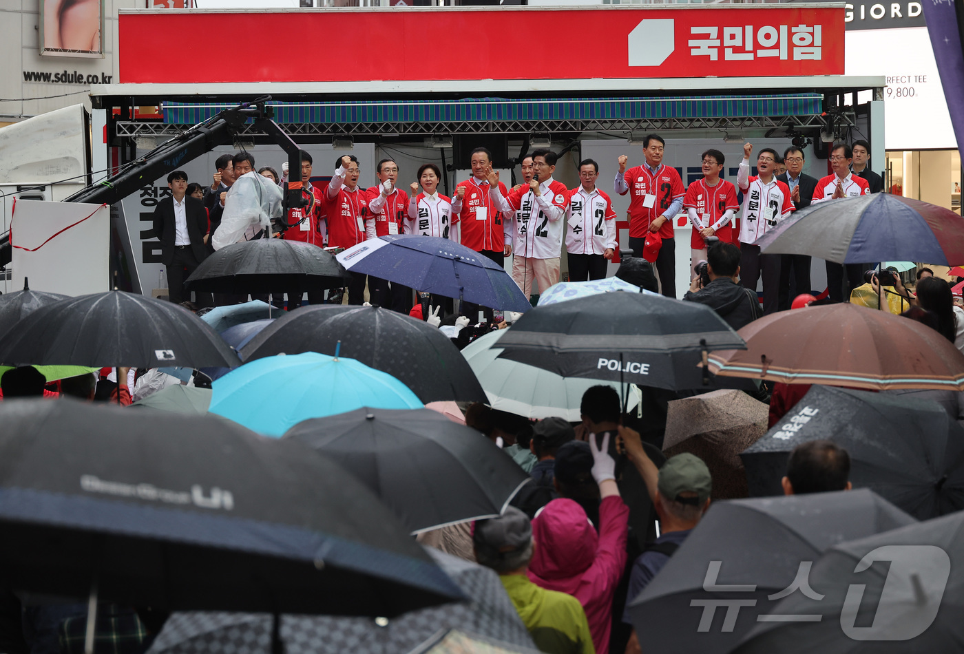 (청주=뉴스1) 이광호 기자 = 김문수 국민의힘 대통령 후보가 16일 오후 충북 청주시 상당구 성안길에서 가진 유세에서 시민들에게 지지를 호소하고 있다. (공동취재) 2025.5. …