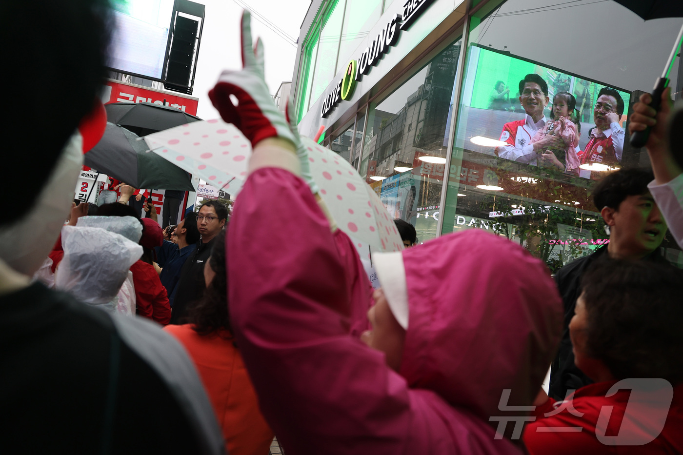 (청주=뉴스1) 이광호 기자 = 김문수 국민의힘 대통령 후보가 16일 오후 충북 청주시 상당구 성안길에서 가진 유세에서 아이를 안고 있다. (공동취재) 2025.5.16/뉴스1