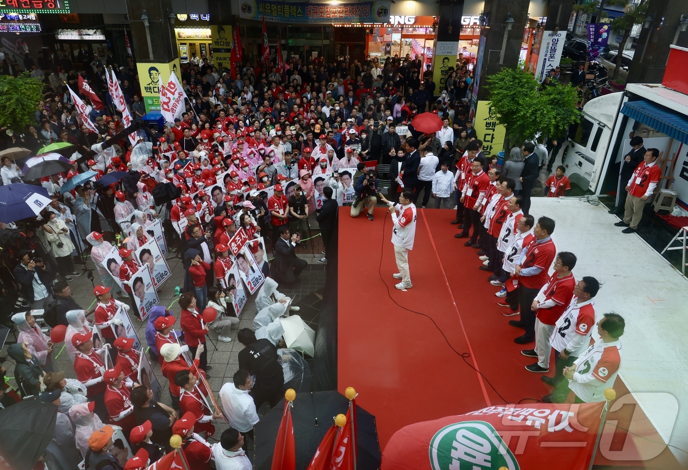 (청주=뉴스1) 이광호 기자 = 김문수 국민의힘 대통령 후보가 16일 오후 충북 청주시 상당구 성안길에서 가진 유세에서 시민들에게 지지를 호소하고 있다. (공동취재) 2025.5. …