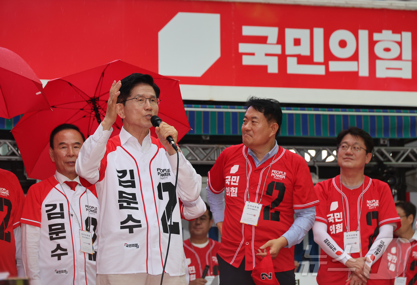 (청주=뉴스1) 이광호 기자 = 김문수 국민의힘 대통령 후보가 16일 오후 충북 청주시 상당구 성안길에서 가진 유세에서 시민들에게 지지를 호소하고 있다. (공동취재) 2025.5. …