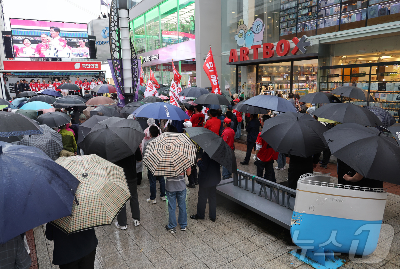 (청주=뉴스1) 이광호 기자 = 김문수 국민의힘 대통령 후보가 16일 오후 충북 청주시 상당구 성안길에서 가진 유세에서 시민들에게 지지를 호소하고 있다. (공동취재) 2025.5. …