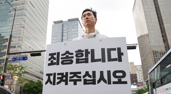 궂은 날씨에도 자리 지키는 김기흥 전 국민의힘 대변인