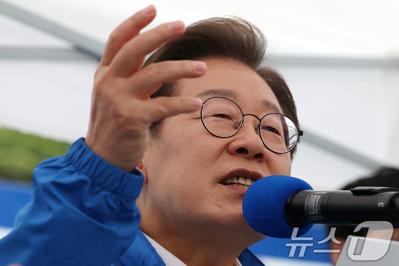 (전주=뉴스1) 이재명 기자 = 이재명 더불어민주당 대통령 후보가 16일 오후 전북 전주시 전북대학교 앞에서 시민들에게 지지를 호소하고 있다. (공동취재) 2025.5.16/뉴스1 …