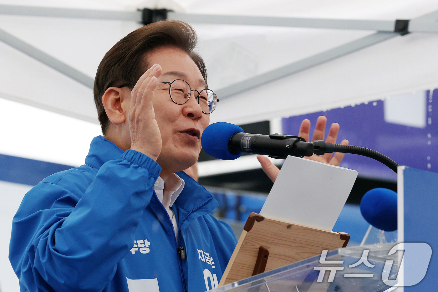 (전주=뉴스1) 이재명 기자 = 이재명 더불어민주당 대통령 후보가 16일 오후 전북 전주시 전북대학교 앞에서 시민들에게 지지를 호소하고 있다. (공동취재) 2025.5.16/뉴스1 …