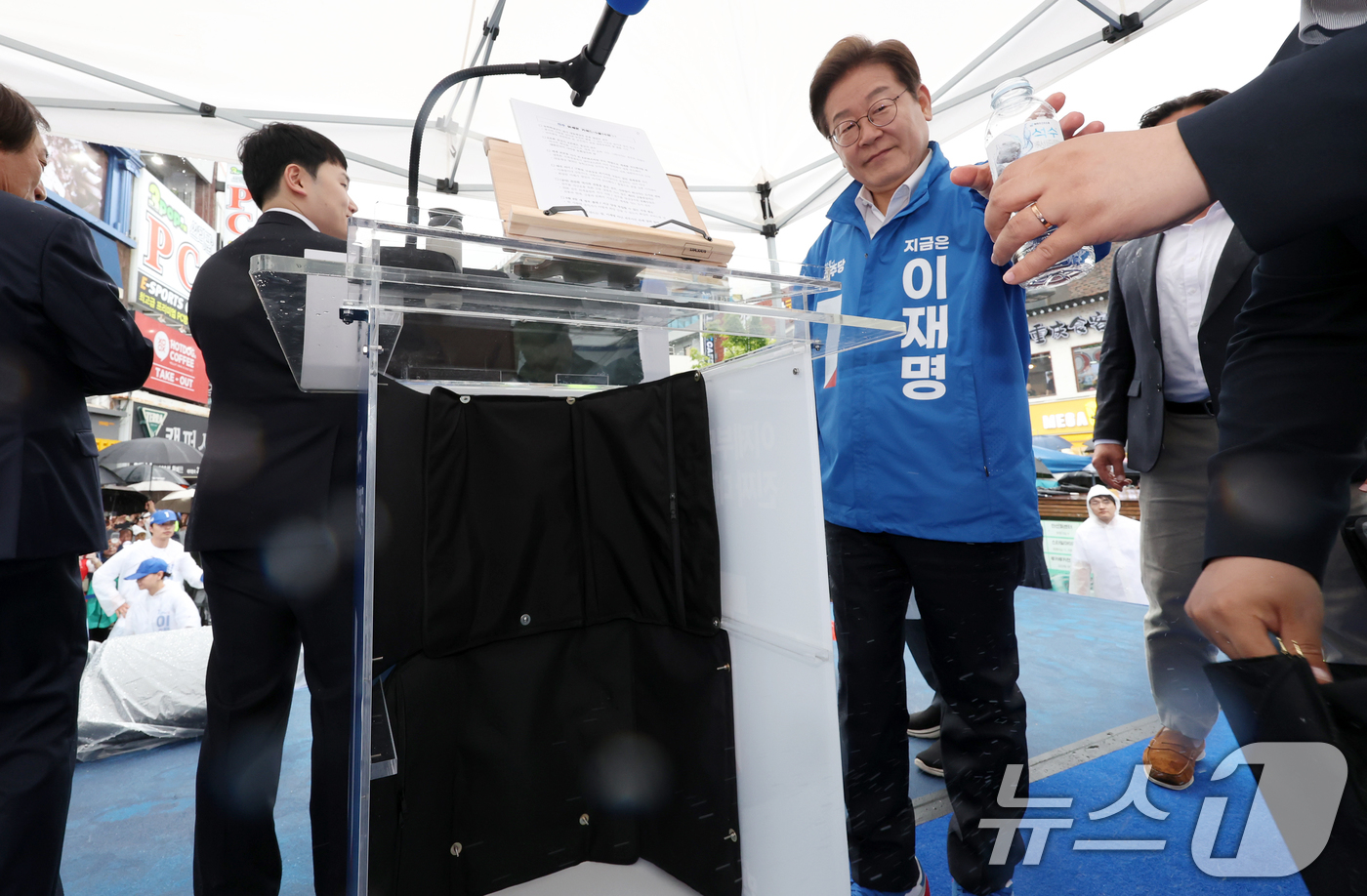 (전주=뉴스1) 이재명 기자 = 이재명 더불어민주당 대통령 후보가 16일 오후 전북 전주시 전북대학교 앞에서 열린 집중유세에서 연설을 하기 위해 방탄패드가 부착된 발언대로 향하고 …