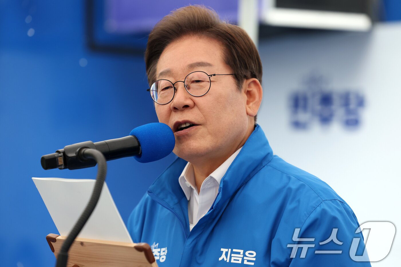 본문 이미지 - 이재명 더불어민주당 대통령 후보가 16일 오후 전북 전주시 전북대학교 앞에서 시민들에게 지지를 호소하고 있다. &#40;공동취재&#41; 2025.5.16/뉴스1 ⓒ News1 이재명 기자