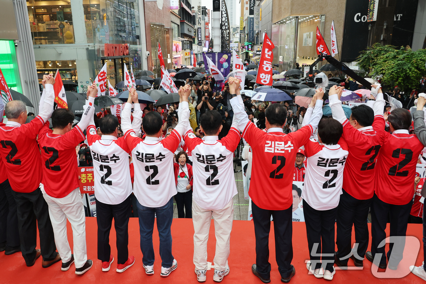 (청주=뉴스1) 이광호 기자 = 김문수 국민의힘 대통령 후보가 16일 오후 충북 청주시 상당구 성안길에서 가진 유세에서 의원들과 함께 손을 맞잡아 들어보이고 있다. 2025.5.1 …