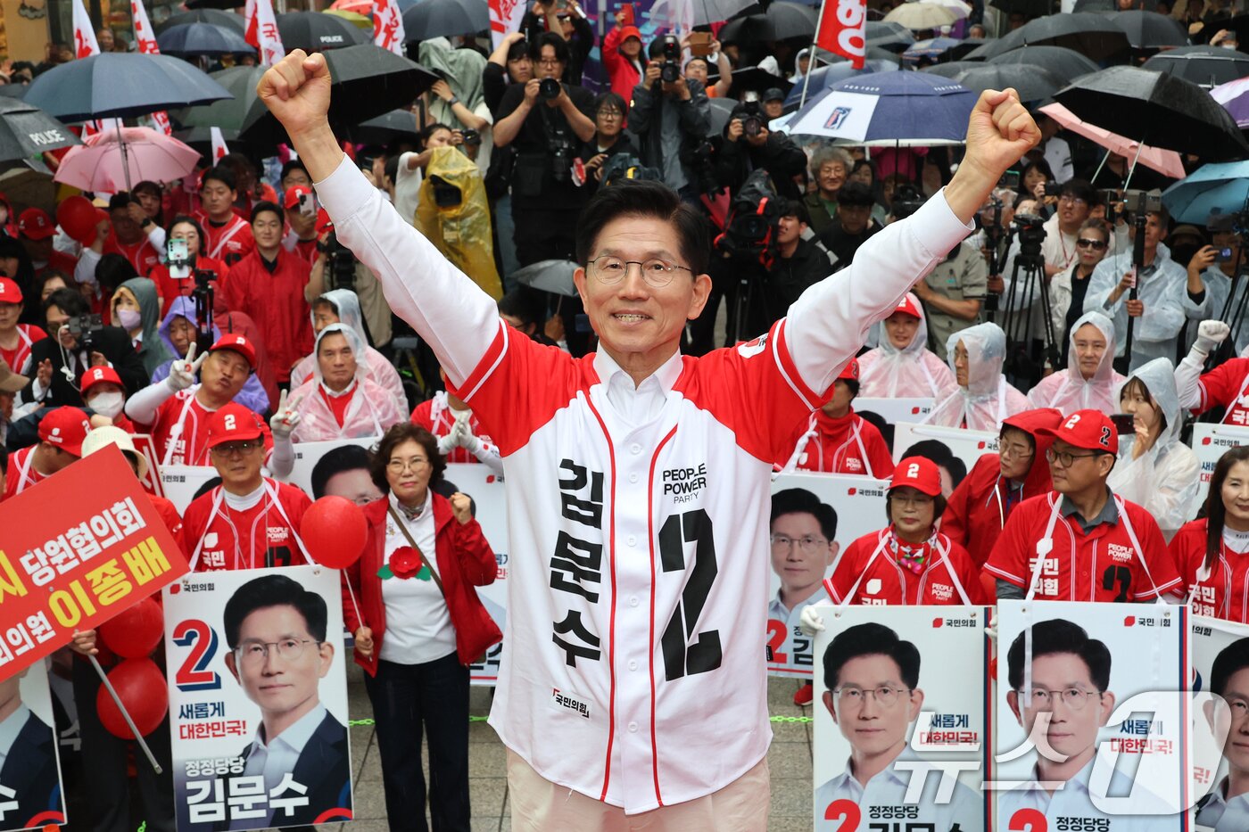본문 이미지 - 김문수 국민의힘 대통령 후보가 16일 오후 충북 청주시 상당구 성안길에서 가진 유세에서 손을 들어보이고 있다. 2025.5.16/뉴스1 ⓒ News1 이광호 기자