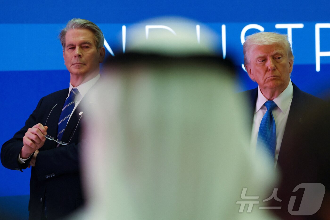 본문 이미지 - 스콧 베선트 미국 재무장관(왼쪽)과 도널드 트럼프 미국 대통령이 16일 아랍에미리트(UAE) 아부다비에서 열린 한 비즈니스 포럼에 참석하고 있다. 2025.5.16 ⓒ 로이터=뉴스1 ⓒ News1 강민경 기자