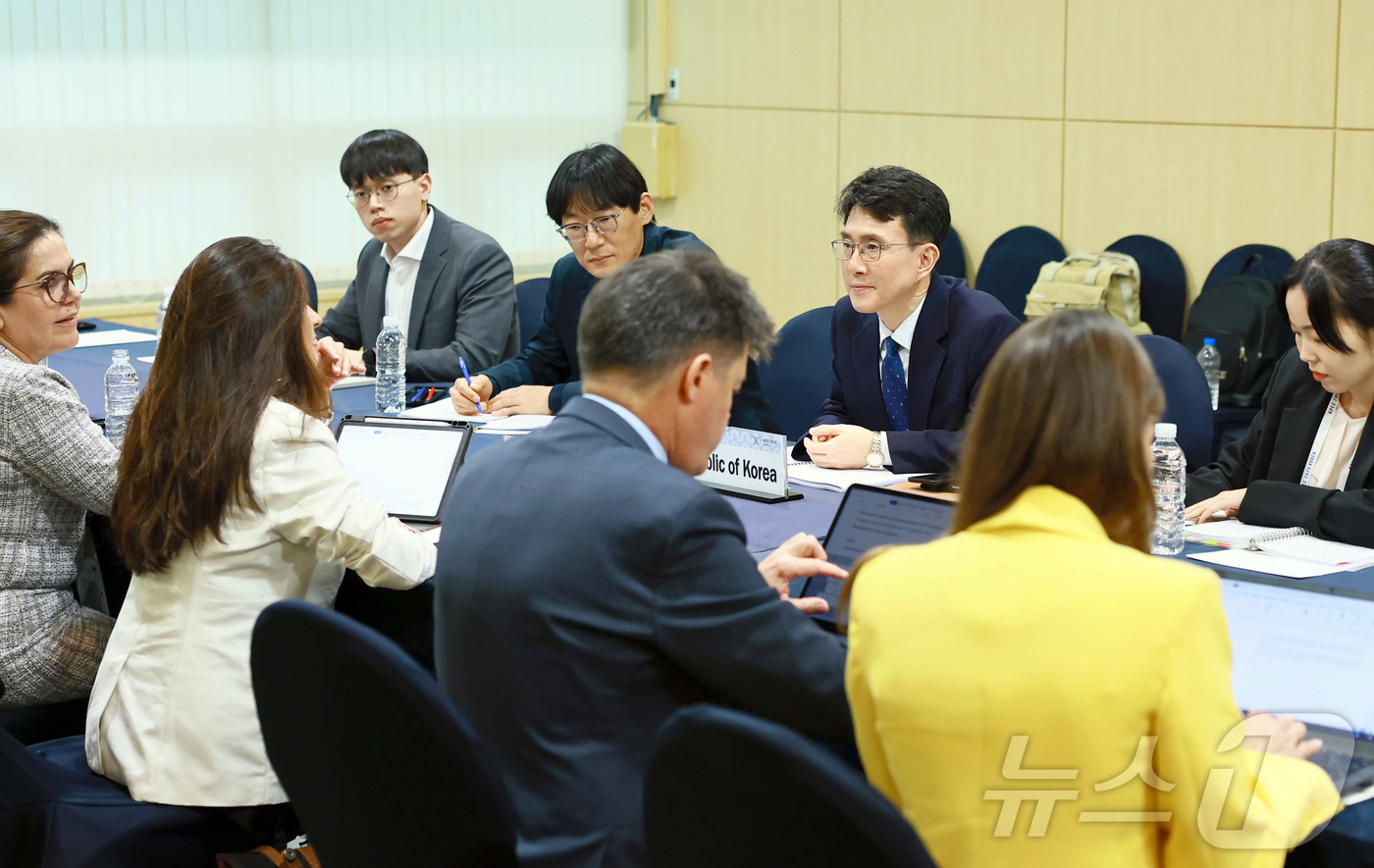 (서울=뉴스1) 김진환 기자 = 박종원 산업통상자원부 통상차관보가 16일 오후 제주 서귀포시 제주국제컨벤션센터(ICC)에서 열린 ‘2025 APEC 통상장관회의’에서 클라우디아 야 …
