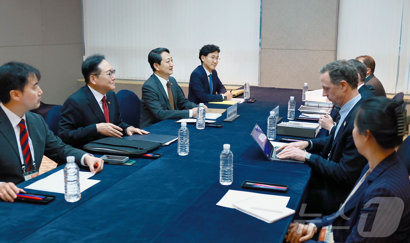 (제주=뉴스1) = 안덕근 산업통상자원부 장관이 16일 오후 제주 서귀포시 제주국제컨벤션센터(ICC)에서 제이미슨 그리어(Jamieson Greer) 미국 무역대표부(USTR) 대 …