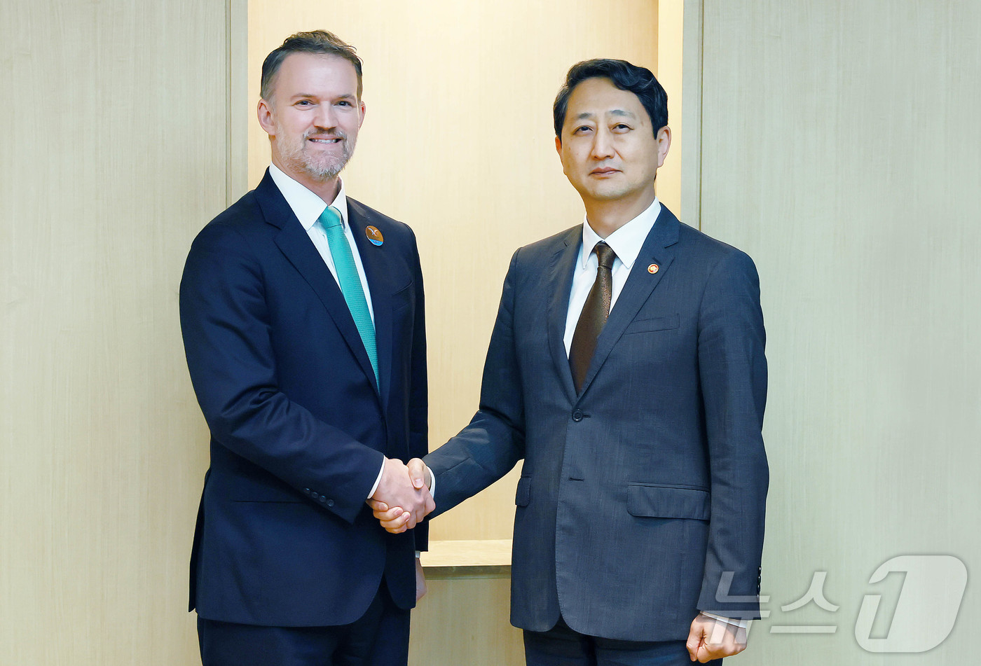 (제주=뉴스1) = 안덕근 산업통상자원부 장관이 16일 오후 제주 서귀포시 제주국제컨벤션센터(ICC)에서 제이미슨 그리어(Jamieson Greer) 미국 무역대표부(USTR) 대 …