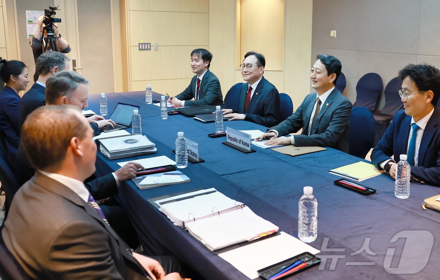 (제주=뉴스1) = 안덕근 산업통상자원부 장관이 16일 오후 제주 서귀포시 제주국제컨벤션센터(ICC)에서 제이미슨 그리어(Jamieson Greer) 미국 무역대표부(USTR) 대 …