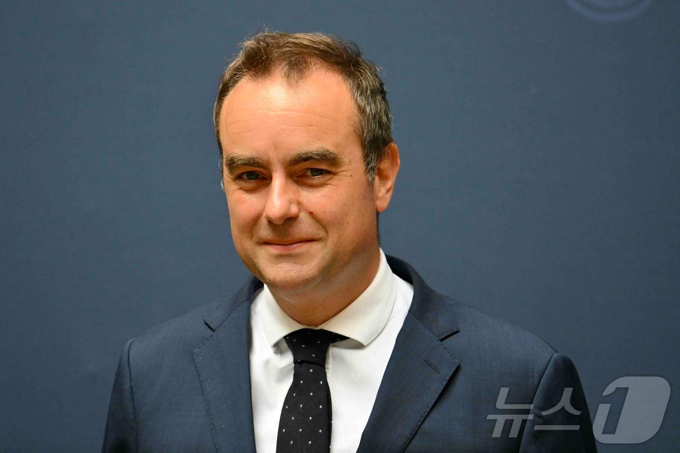 (로마 AFP=뉴스1) 강민경 기자 = 프랑스 국방부 장관 세바스티앙 르코르뉘가 16일 로마에서 열린 "유럽 5개국 그룹(E5) 국방장관 회의" 부대 행사로 사진 촬영에 임하고 있 …