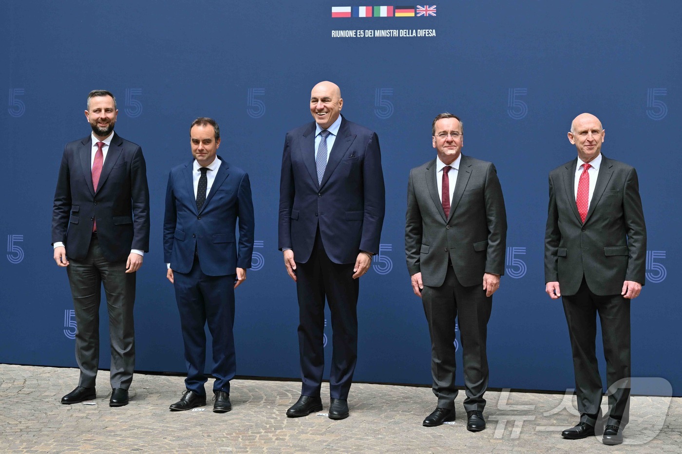 (로마 AFP=뉴스1) 강민경 기자 = 왼쪽부터: 폴란드 국방부 장관 브와디스와프 코시니아크-카미시, 프랑스 군대 장관 세바스티앙 르코르뉘, 이탈리아 국방부 장관 귀도 크로세토, …