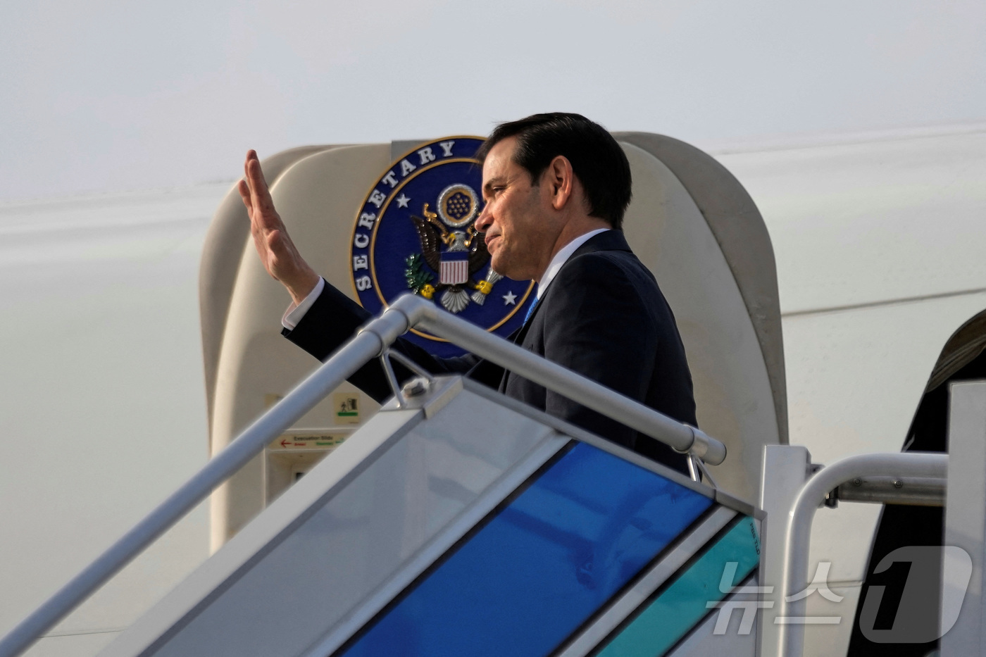 (안탈리아 로이터=뉴스1) 강민경 기자 = 마코 루비오 미국 국무장관이 16일 튀르키예 안탈리아에서 출발해 이스탄불로 향하는 비행기에 탑승하고 있다. 2025.5.16ⓒ 로이터=뉴 …