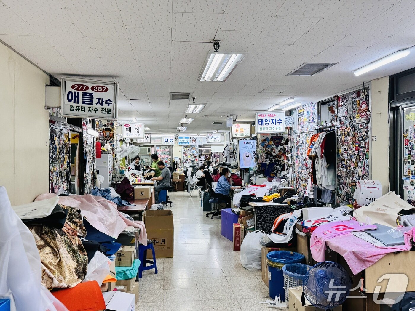 본문 이미지 - 방산 시장 내 자수 가게. 스포츠 팬들이 맡겨 놓은 유니폼들이 쌓여있다.ⓒ News1 서장원 기자