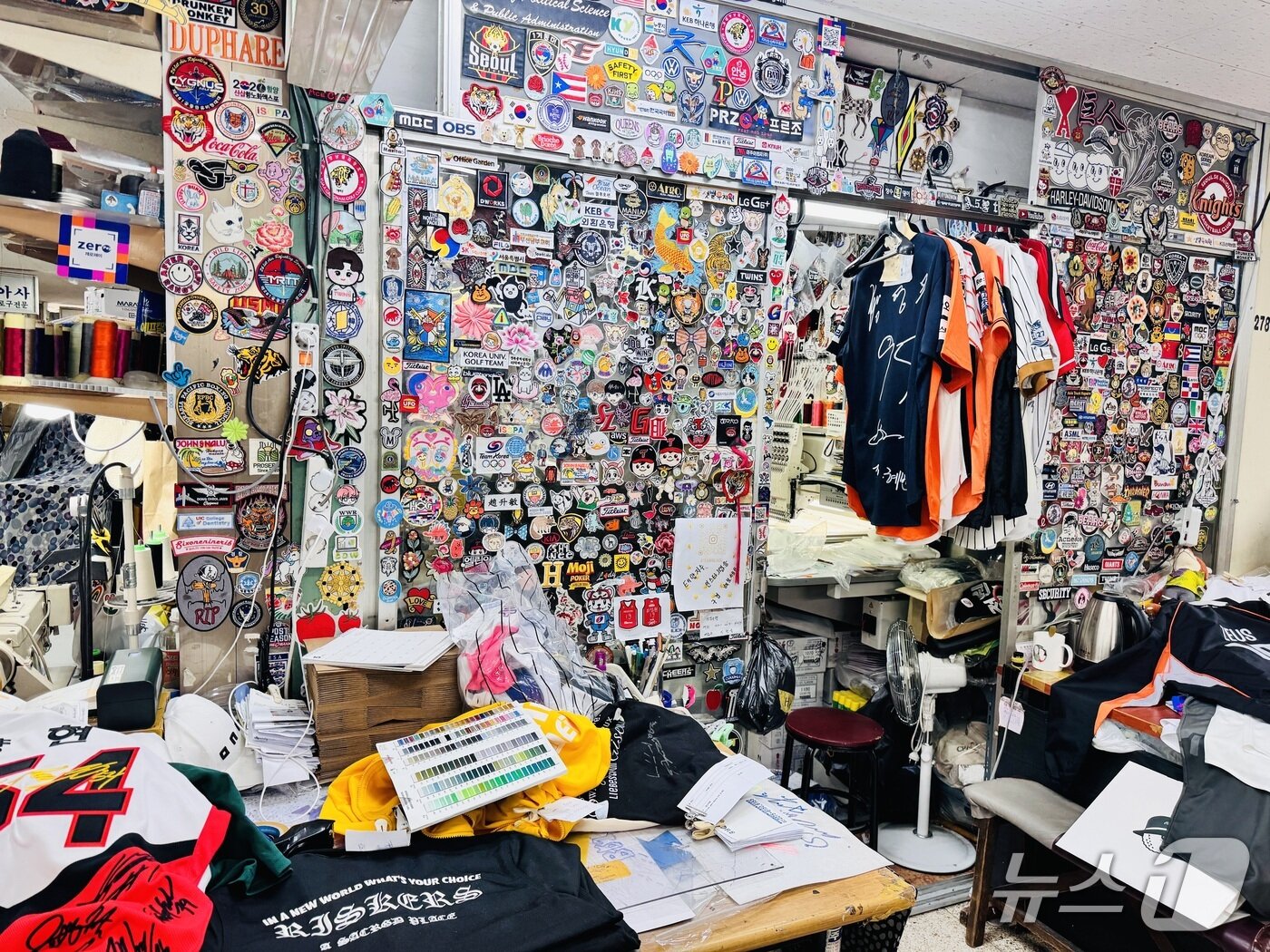 본문 이미지 -  방산 시장 내 자수 가게. 스포츠 팬들이 맡겨 놓은 유니폼들이 쌓여있다.ⓒ News1 서장원 기자